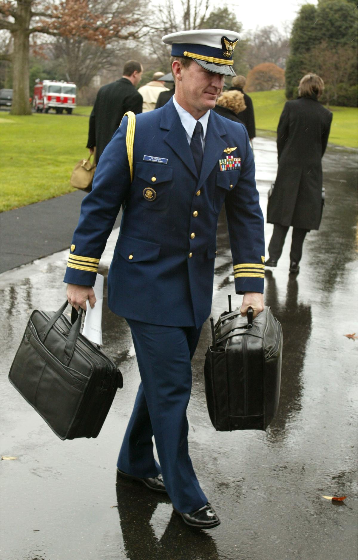 A U.S. military officer carries the "nuclear football," after returning with U.S. President George W. Bush to the White House, on  Jan. 7, 2002. (Mark Wilson/Getty Images)