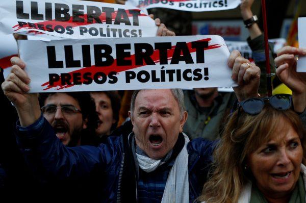 Protesters take part in a demonstration called by pro-independence asociations asking for the release of jailed Catalan activists and leaders, in Barcelona, Spain, November 11, 2017. (Reuters/Javier Barbancho)
