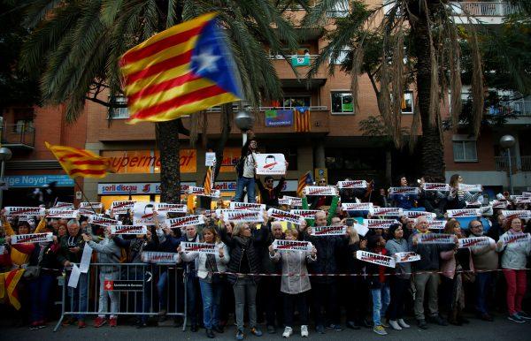 Protesters take part in a demonstration called by pro-independence associations asking for the release of jailed Catalan activists and leaders, in Barcelona, Spain, on Nov. 11, 2017. (REUTERS/Javier Barbancho)