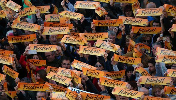 Protesters hold banners saying "Freedom" during a demonstration called by pro-independence associations asking for the release of jailed Catalan activists and leaders in Barcelona, Spain, November 11, 2017. (Reuters/Albert Gea)