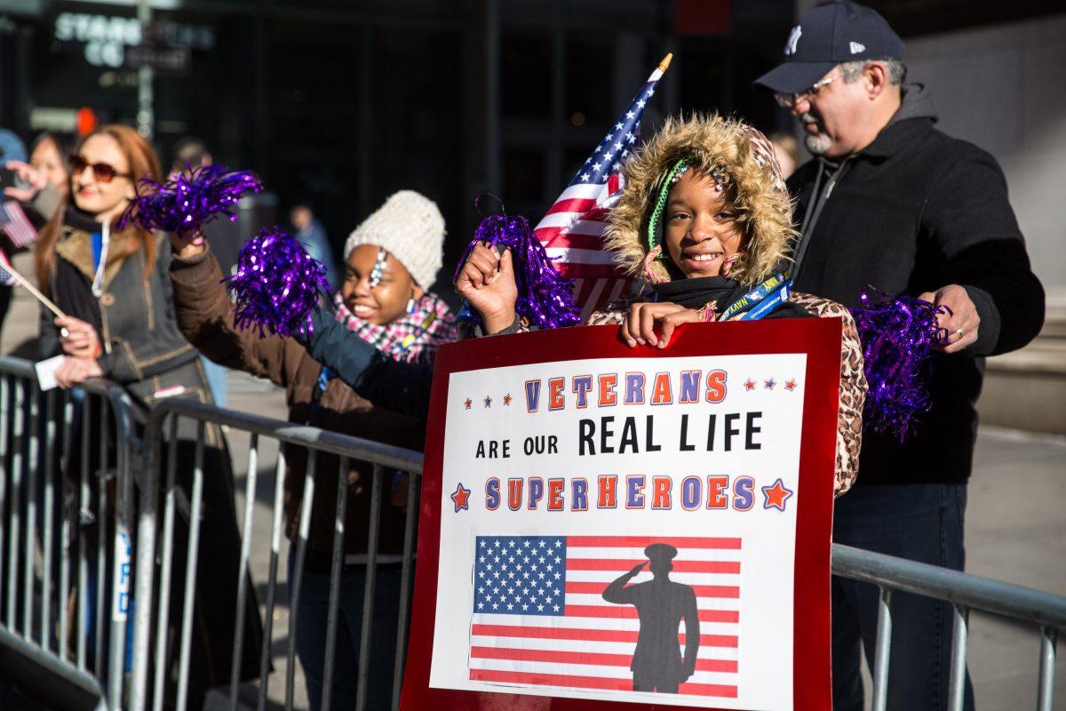 Spectors cheer on soldiers and veterans during the Veterans Day Parade in New York on Nov. 11, 2017. (Benjamin Chasteen/The Epoch Times)