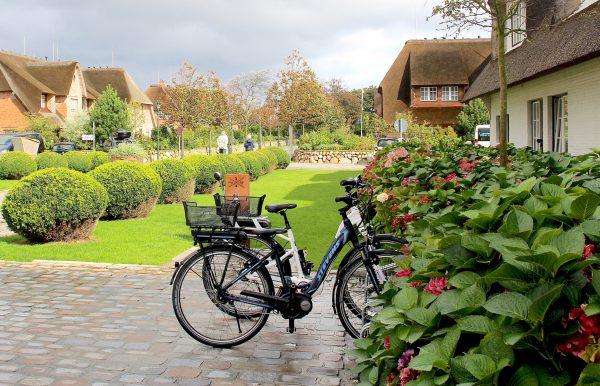 Bicycles outside a home on Sylt. (Janna Graber)