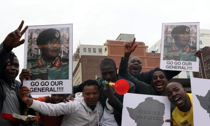 Ecstatic Zimbabweans Flood Harare to Celebrate Expected Mugabe Downfall