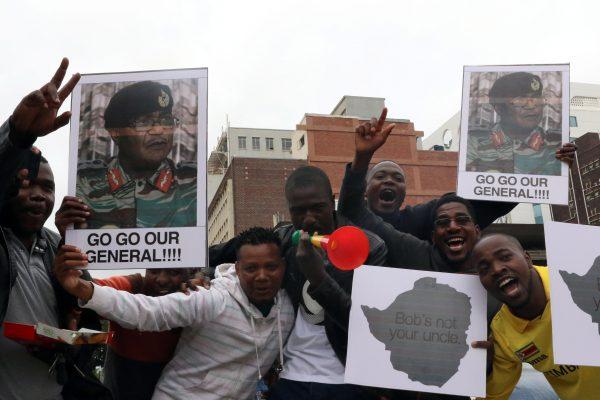 Protesters gather calling for Zimbabwe President Robert Mugabe to step down, in Harare, Zimbabwe November 18, 2017. (Reuters/Philimon Bulawayo)