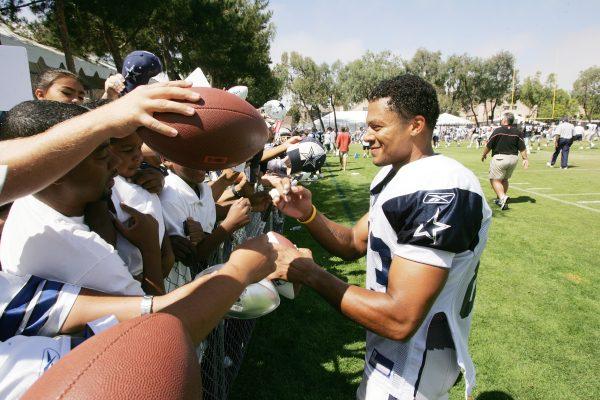Terry Glenn #83 of the Dallas Cowboys signs autographs during the first day of training camp on July 30, 2005 in Oxnard, California. (Stephen Dunn /Getty Images)