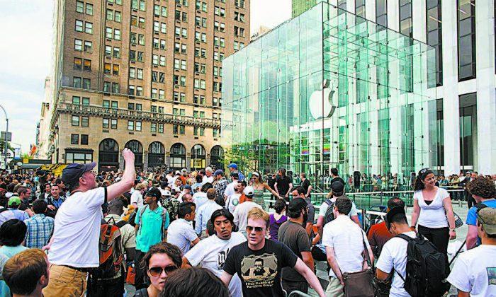 People line up to be the first to buy an iPhone at Apple’s flagship store on Fifth Avenue in New York on June 29, 2007. You never saw these lines at the Western Electric store. (MICHAEL NAGLE/GETTY IMAGES)