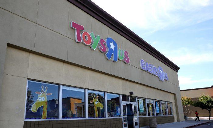 Man Spends Over $10K in Toys ‘R’ Us to Give Back to the Community