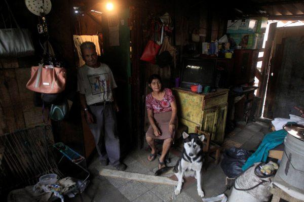A family is pictured inside their home ahead of the November 26 presidential election in Tegucigalpa, Honduras, November 25, 2017. (Reuters/Jorge Cabrera)