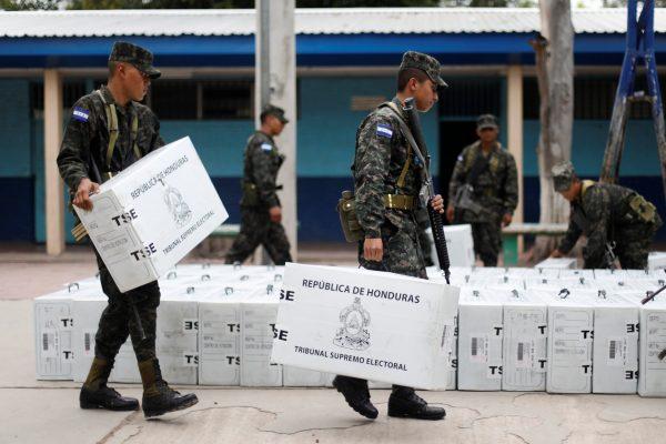 Soldiers move election materials for distribution at voting stations ahead of the November 26 presidential election in Tegucigalpa, Honduras, November 25, 2017. (Reuters/Edgard Garrido)