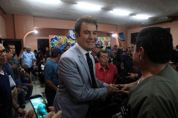 Salvador Nasralla, presidential candidate for the Opposition Alliance Against the Dictatorship, shakes hands with a supporter during an anti-fraud meeting in Tegucigalpa, Honduras November 24, 2017. (Reuters/Jorge Cabrera)