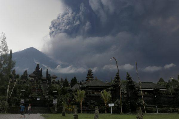 Foreign tourists take pictures as Mount Agung erupts at Besakih Temple in Karangasem, Bali, Indonesia on November 26, 2017. (Reuters/Johannes P. Christo)