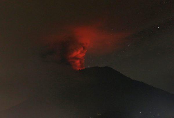 Mount Agung volcano is seen erupting from Glumpang village, Karangasem, Bali, Indonesia November 26, 2017. (Reuters/Johannes P. Christo)