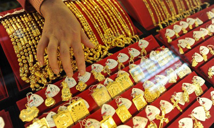 Young Chinese Join Gold Buying Frenzy to Ring in the New Year