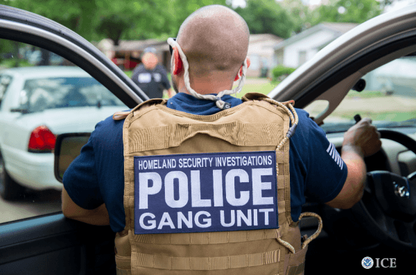 An ICE Homeland Security Investigations agent takes part in a gang operation in Carrollton, Texas, on April 4, 2017. (ICE)
