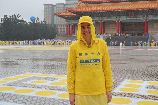 Karen Dunscombe of Australia takes part in the character formation at Liberty Square in Taipei on Nov. 25, 2017. (Frank Fang/The Epoch Times)