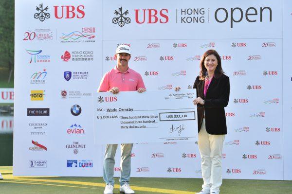 Wade Ormsby of Australia, winner of the UBS Hong Kong Open 2017 receives the winners cheque from Amy Lo, UBS Chief Executive for Hong Kong and Asia, at Fanling on Sunday Nov 26, 2017. (Bill Cox/Epoch Times)