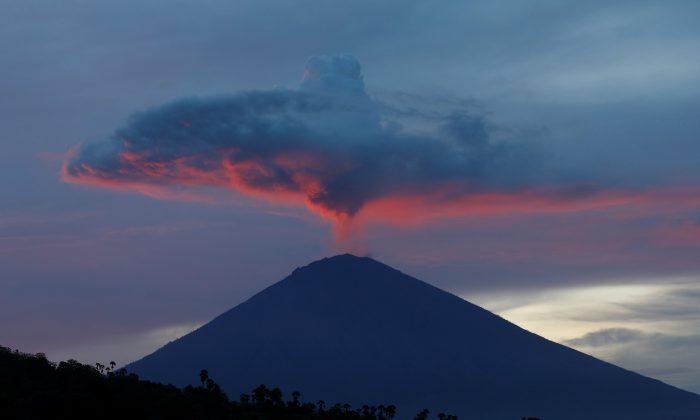 Tourists Fly out of Bali at Last as Wind Blows Volcanic Ash Away
