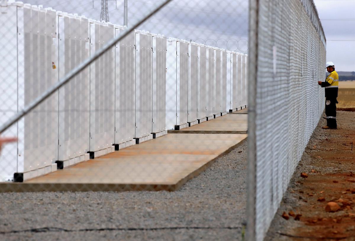 Australian Renewable Energy Agency to Fund Construction of 8 Grid-Forming Batteries