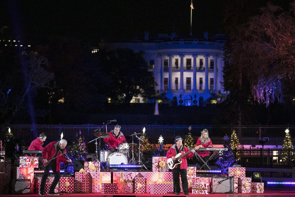 The Mannheim Steamrollers at the 95th annual National Christmas Tree Lighting at the White House Ellipse in Washington on Nov. 30, 2017. (Samira Bouaou/The Epoch Times)