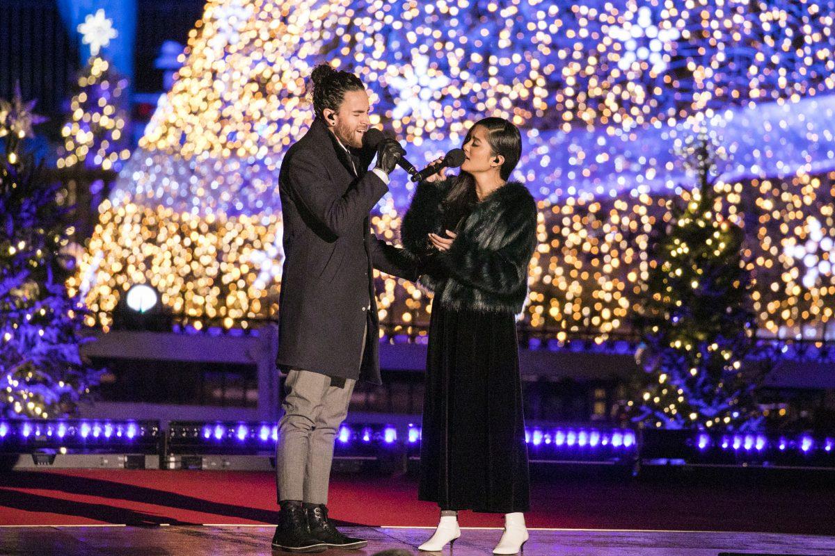 Us The Duo perform at the 95th annual National Christmas Tree Lighting at the White House Ellipse in Washington on Nov. 30, 2017. (Samira Bouaou/The Epoch Times)