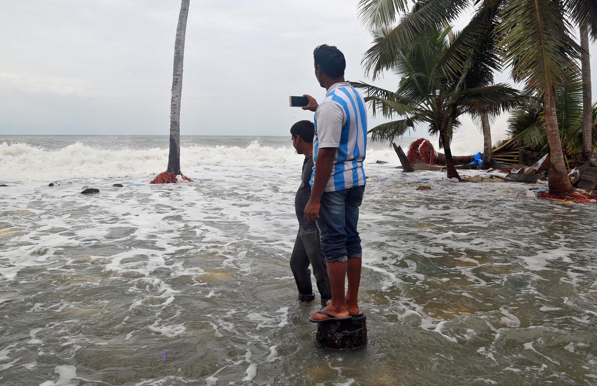 Cyclone Batters Southwestern India Coast Killing 14, Many Missing