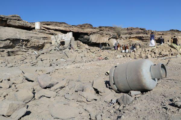 People gather at the site of an air strike near the northwestern city Saada, Yemen December 3, 2017. (Reuters/Naif Rahma)