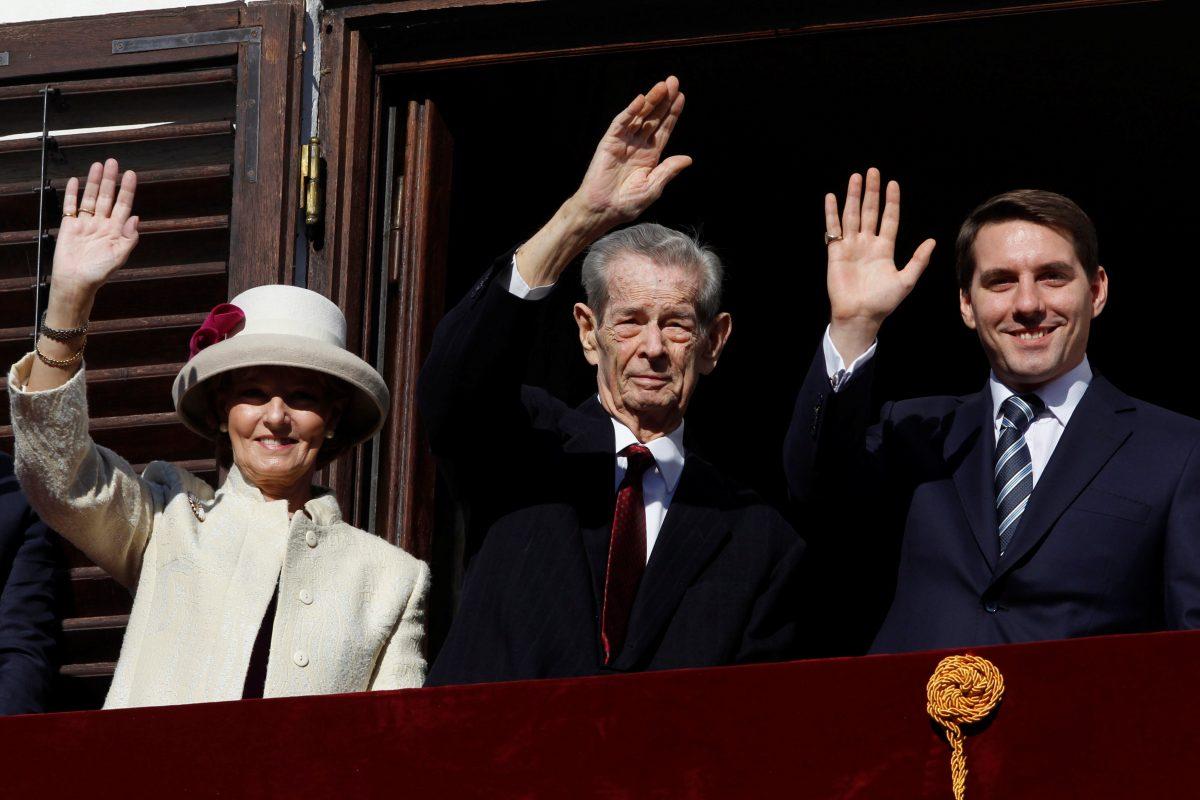 Romania's former King Michael (C), accompanied by his daughter Princess Margareta and his nephew Prince Nicolae, waves during a ceremony celebrating both his 92nd birthday, which fell on October 25, and his name day at Elisabeta Palace in Bucharest, on Nov. 8, 2013. (REUTERS/Bogdan Cristel/File Photo)