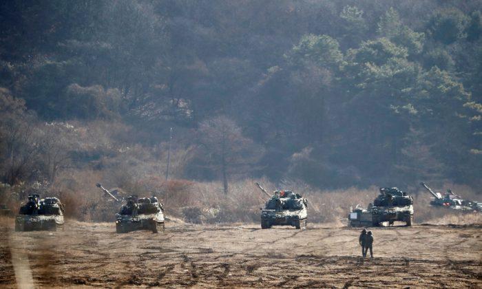 The South Korean army's K-55 self-propelled artillery vehicles take part in a military exercise near the demilitarized zone separating the two Koreas in Paju, South Korea, Nov. 29, 2017. (Reuters/Kim Hong-Ji)