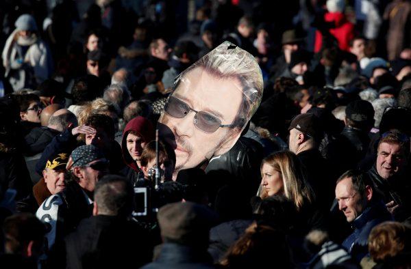 Fans gather on the Champs Elysees avenue during a 'popular tribute' to late French singer and actor Johnny Hallyday in Paris, France, December 9, 2017. (Reuters/Benoit Tessier)