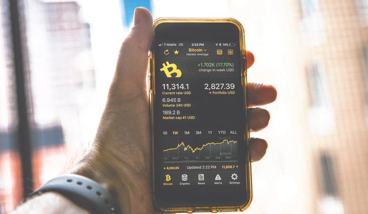 A smartphone showing the<br/>current bitcoin market rate in<br/>New York on Dec. 4. (BENJAMIN CHASTEEN/THE EPOCH TIMES)