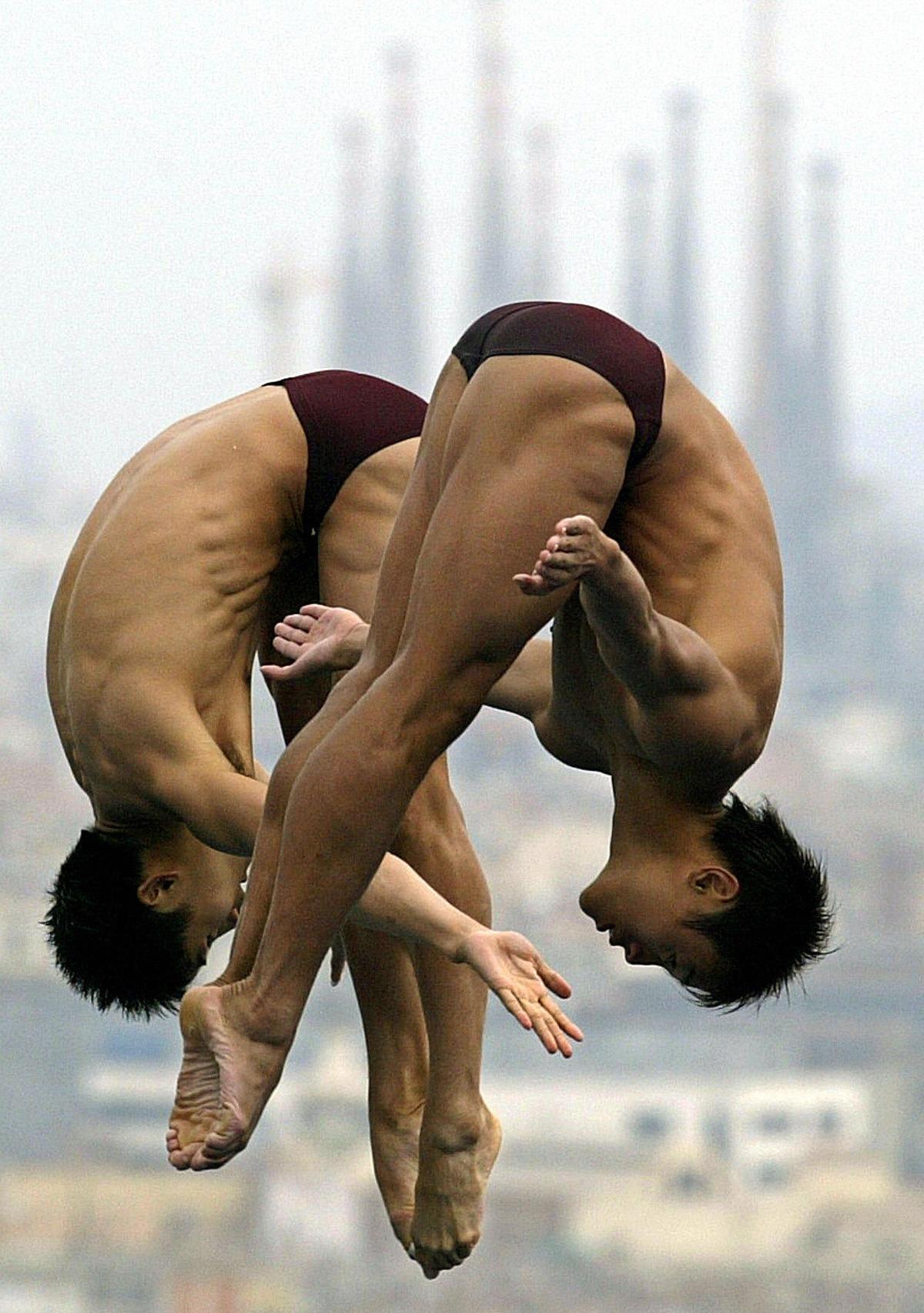 China's Tian Liang and Jia Hu dive at the 10th World Aquatics Championships in Barcelona in 2003. (LLUIS GENE/AFP/Getty Images)