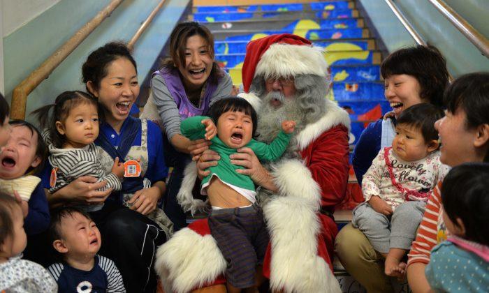 1-Year-Old Signs ‘Help’ While Sitting on Santa’s Lap