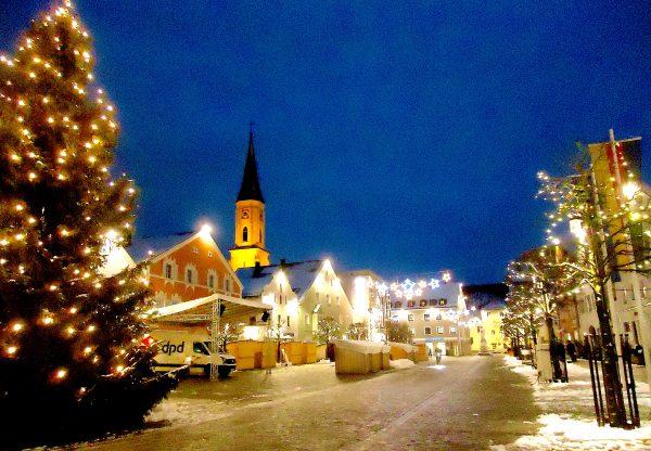 Kelheim lights up for Christmas. (Susan James)