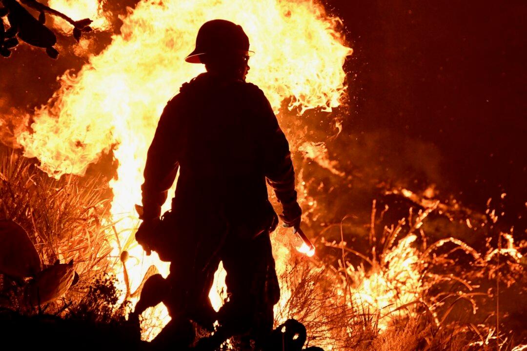 Fierce Winds to Intensify as Firefighters Battle California Wildfire