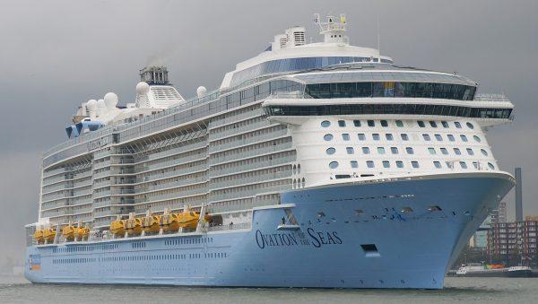 MS Ovation of the Seas. ("Smit Elbe , SD Salvor & Ovation of the Seas" by kees torn/Flickr [CC BY-SA-2.0 (ept.ms/2utDIe9)])
