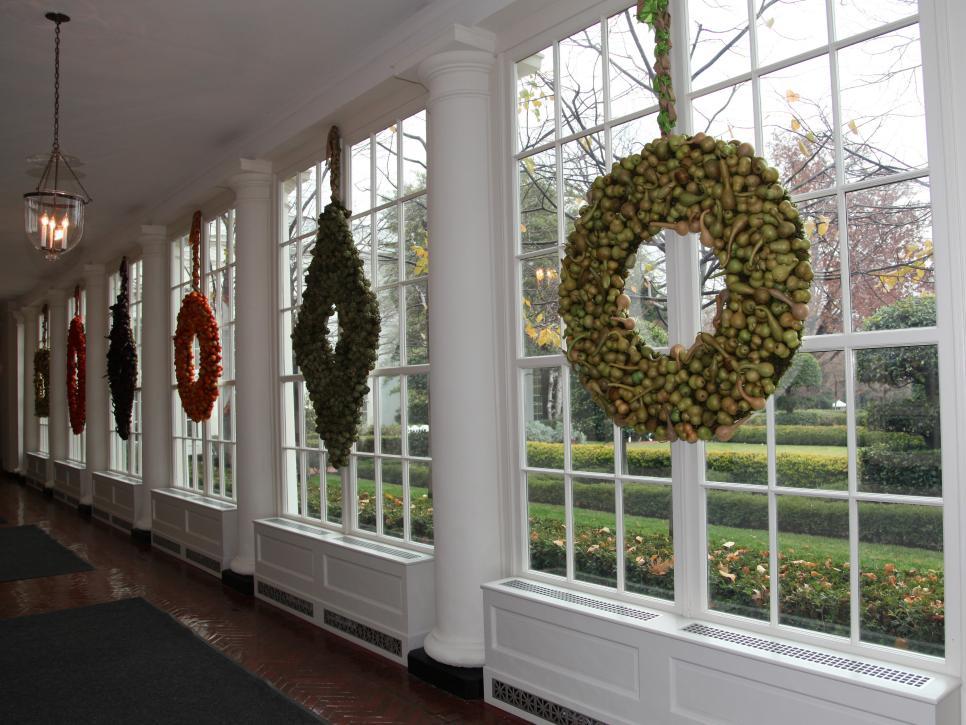 The long connecting hallway linking the East Entrance with the main executive mansion featured wreaths, designed by Laura Dowling, to encourage healthy eating. (Stichting Kunstboek BVBA)