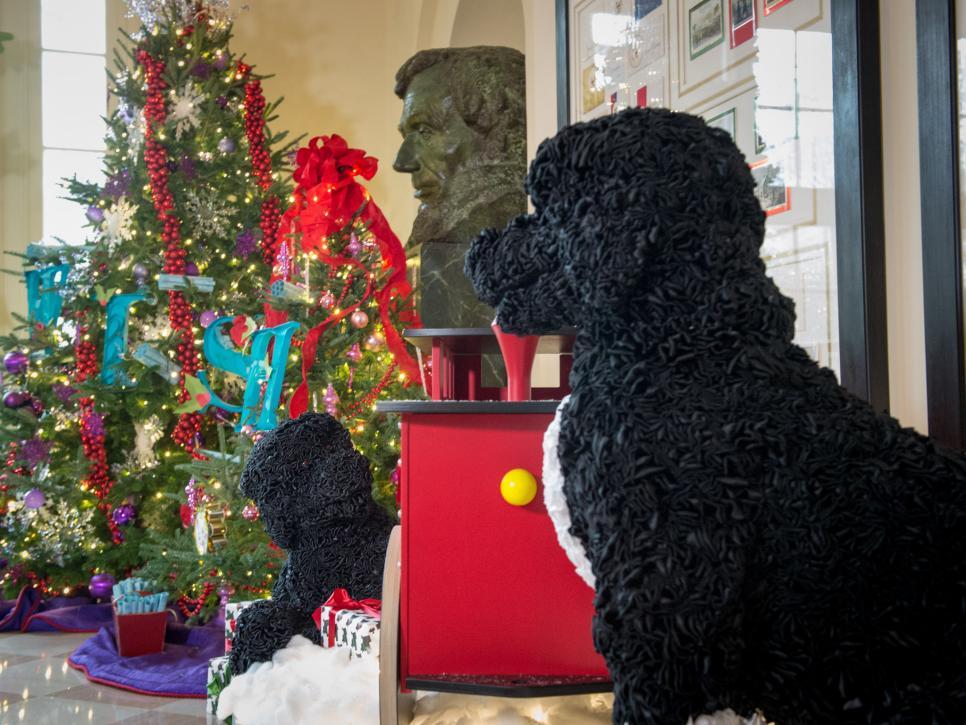 In 2014, Dowling, with expert help, created robotic versions of the First Family’s dogs Bo and Sunny. The “Bo-bots” featured moving heads and motion sensor eyes that tracked visitors as they walked by. Volunteers created miles of looped ribbon garlands to cover the oversized chicken-wire frames. (Stichting Kunstboek BVBA)