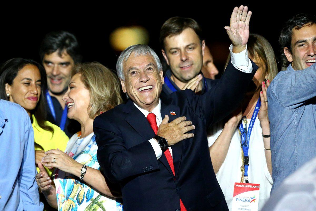 Presidential candidate Sebastian Pinera gestures after winning the presidential election, in Santiago, Chile, Dec 17, 2017. (Reuters/Ivan Alvarado)