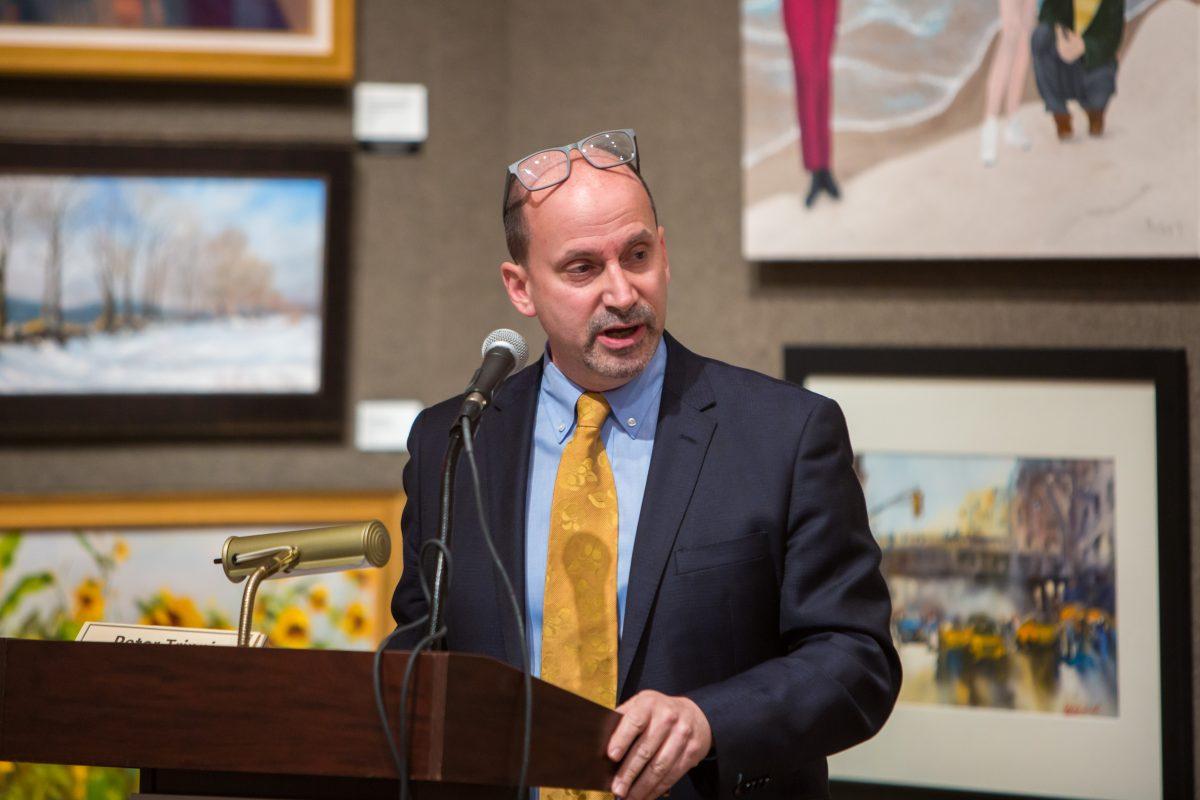 Editor-in-chief of Fine Art Connoisseur, Peter Trippi moderates the first "FAA Dialogues" panel discussion at the Salmagundi Club on Nov. 30, 2017. (Benjamin Chasteen/The Epoch Times)