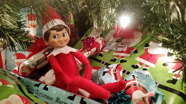 Texas Mom Burns Elf on the Shelf in Hilarious Drama—Her Facebook Post Goes Viral with Thousands of Comments