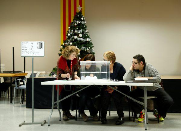 Electoral workers prepare a polling station for Catalonia's regional elections in Vic, Spain Dec. 21, 2017. (Reuters/Juan Medina)