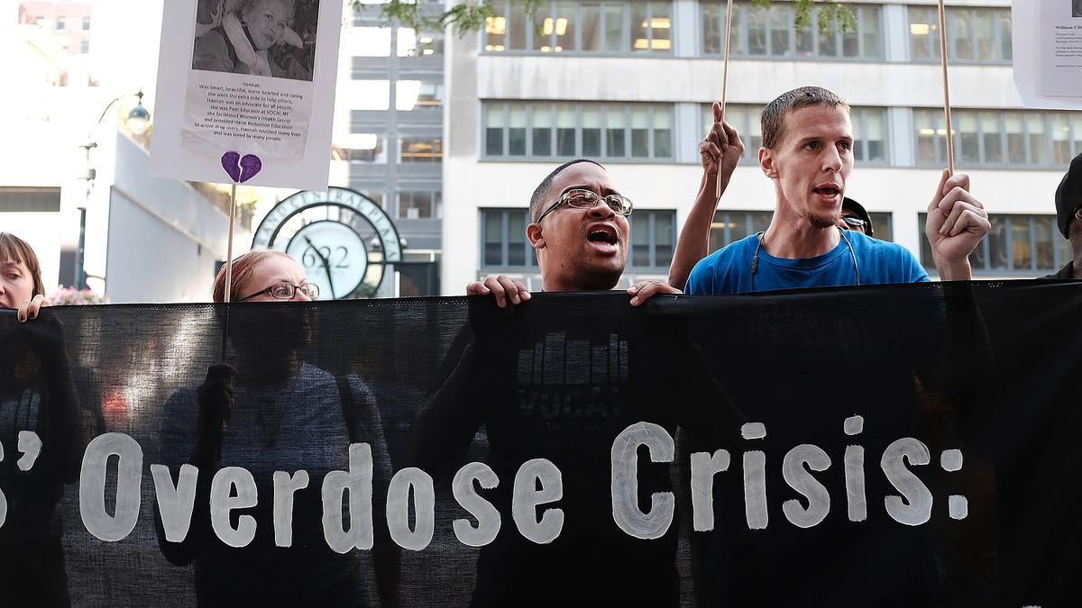 Couple Overdoeses While Driving in Parking Lot With 4-Year-Old Child on Board