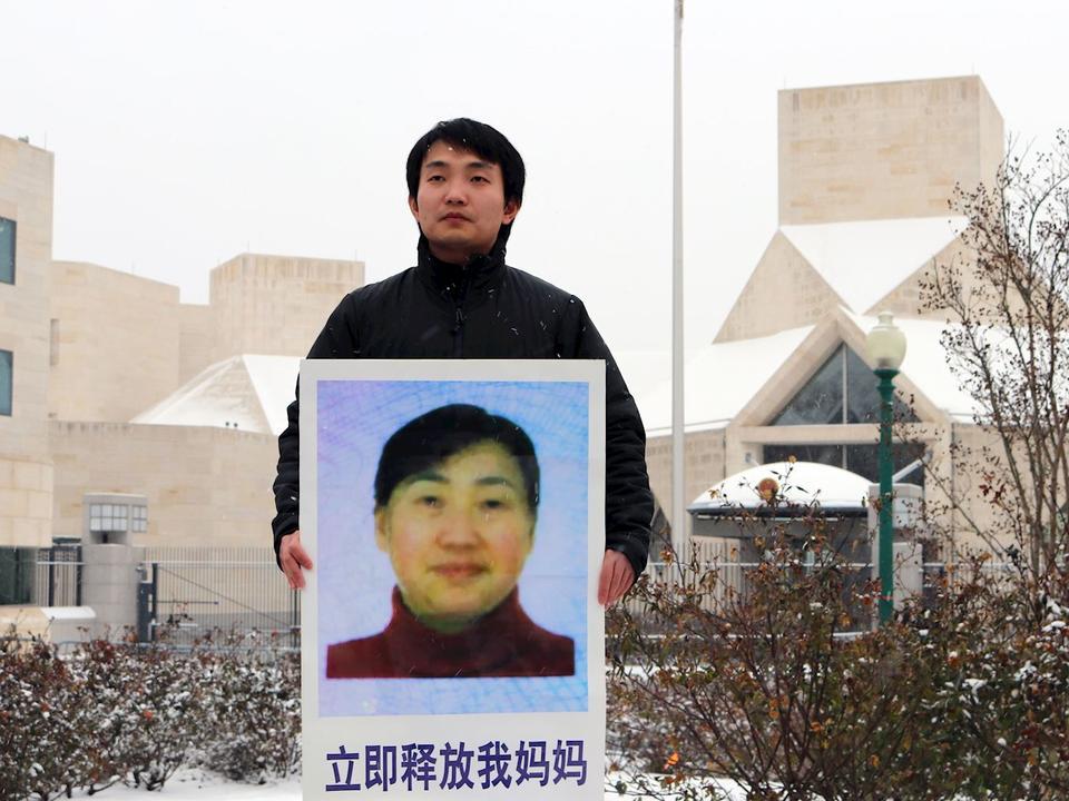 Du Haipeng calls for the release of his mother, a Falun Gong practitioner imprisoned in China, in front of the Chinese Embassy in Washington, on Jan. 7, 2016. (Minghui.org)