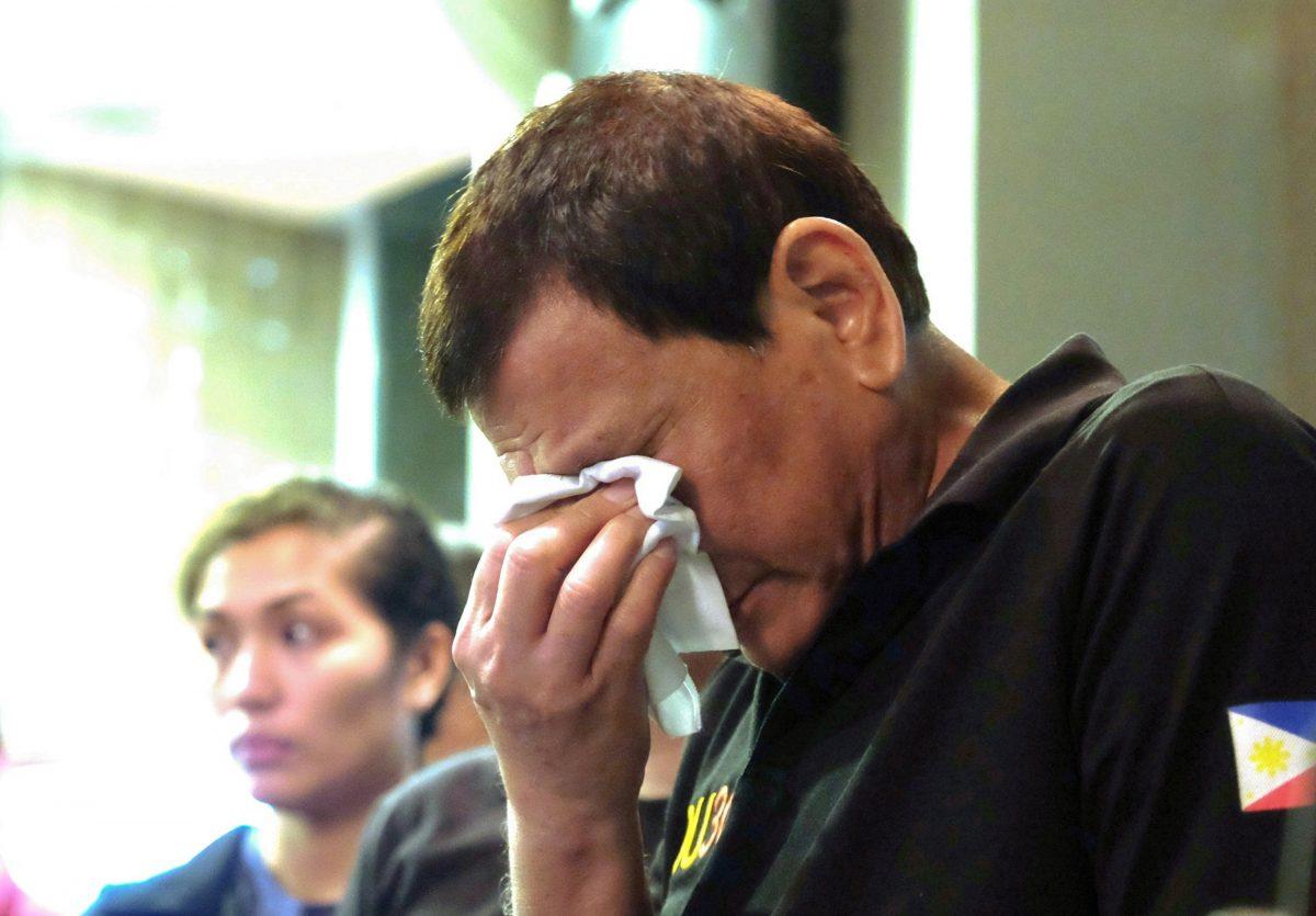 President Rodrigo Duterte weeps as he comforts family members of fire victims in Davao city in Philippines, Dec. 24, 2017. (Reuters/Presidential Palace)