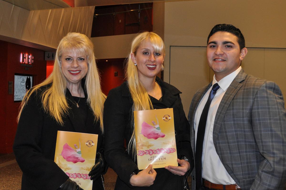 Violin Instructor Enjoys the Musical Combination of East and West at Shen Yun