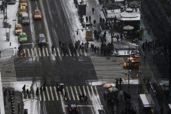 People cross 6th Avenue and 42nd Street as a cold weather front hits the region, in Manhattan, New York, U.S., December 30, 2017. (Reuters/Eduardo Munoz)