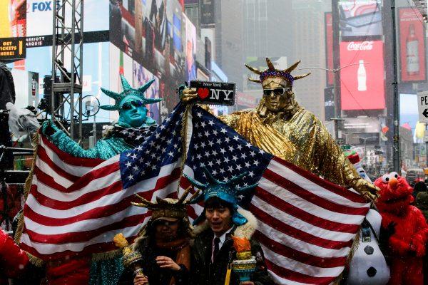People dressed up as Statues of Liberty pose for pictures at Times Square during a snowfall, as a cold weather front hits the region, in Manhattan, New York, U.S., December 30, 2017. (Reuters/Eduardo Munoz)
