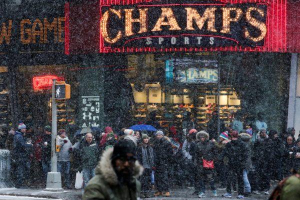 People walk around Times Square as a cold weather front hits the region, in Manhattan, New York, U.S., December 30, 2017. (Reuters/Eduardo Munoz)