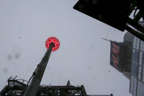 New Year's Eve ball is seen at the roof of One Times Square building during the New Year's Eve Ball test, before the official 2017 New Year Celebration at Times Square, Manhattan, New York, U.S., December 30, 2017. (Reuters/Eduardo Munoz)