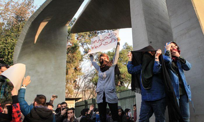 Iranians Risk Their Lives Calling for End to Regime